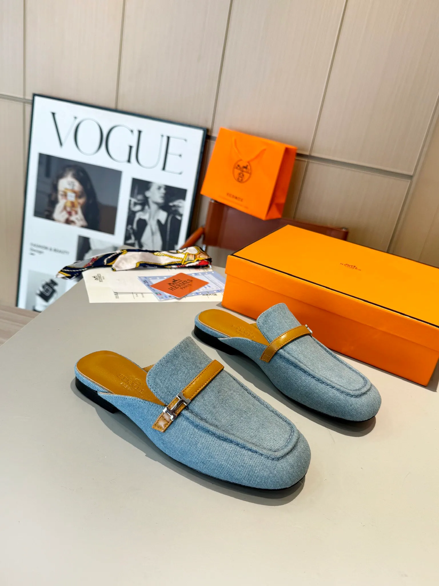 👟👟Ex-factory price 520👟👟 Hermes Groupie square-toe H-buckle mules, half-drag high heels and flat heels; the foot feel at the counter is invincible, groupie Mule shoes are made of h-buckle canvas and calfskin with mini silver Paris shoe buckles and contrasting piping. They are super beautiful in real life. Upper: imported original calfskin/original molded fabric. Lining: sheepskin. Outsole: Italian genuine leather outsole. Original packaging. Heel height: 5cm and 2 types of flat heel. Size: 35-41 (customized in size 42). Color: 6 colors.